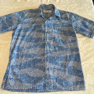 Two Paddles Hawaiian Shirt Sz Medium floral lei blue tropical Aloha luau cruise